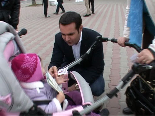 Foto: Primarul Catalin Chereches imparte martisoare
